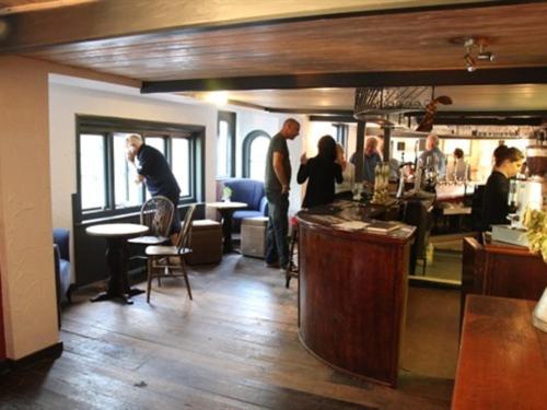 The May Garland Inn Hellingly Buitenkant foto