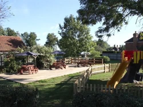 The May Garland Inn Hellingly Buitenkant foto