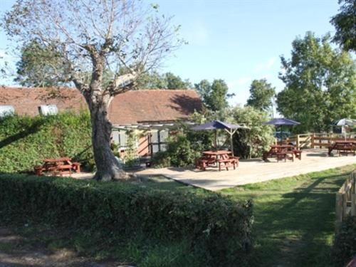 The May Garland Inn Hellingly Buitenkant foto