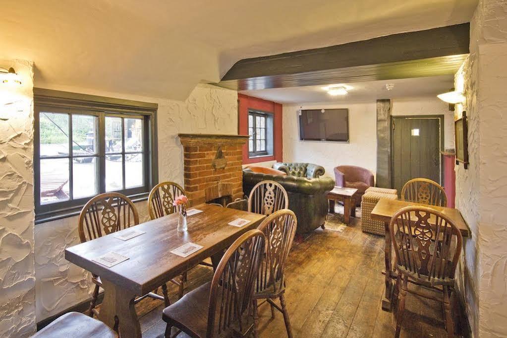 The May Garland Inn Hellingly Buitenkant foto